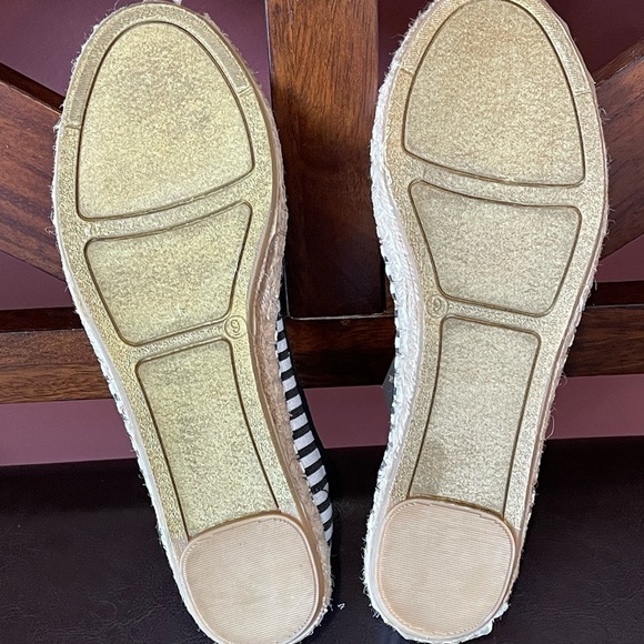 Shangu blank and white stripe new with tag size 9 slip on flats - Picture 3 of 14